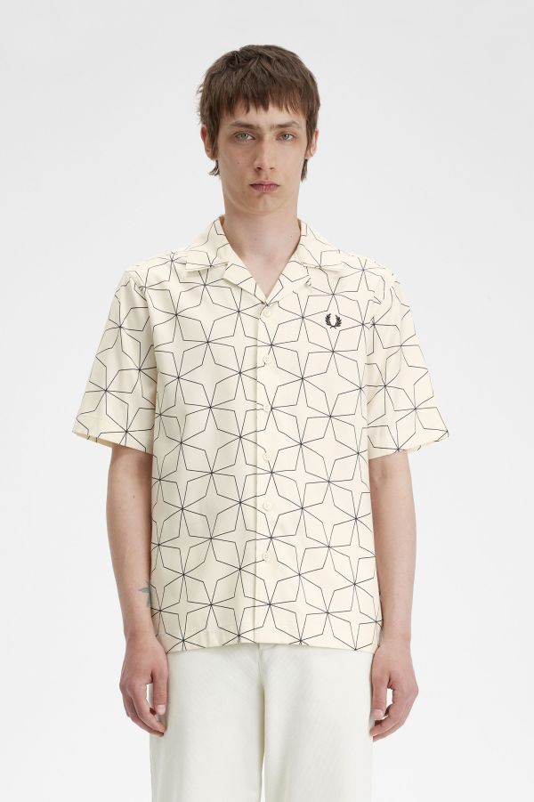 Camisa de cuello cubano con estampado geométrico